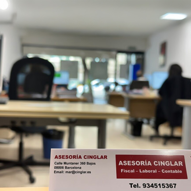 Tarjeta de presentación de Asesoría Cinglar en una oficina, representando servicios a sociedades.